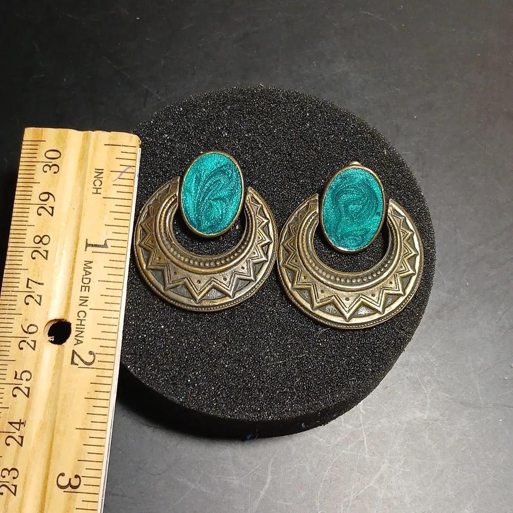 Vintage Hoop Dangle Earrings Brass Tone Filigree With Emerald Color - Picture 4 of 5
